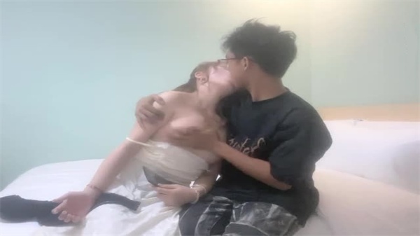肥臀大奶黑丝骚货 被男主约操偷拍爆干
