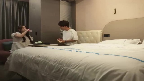 小伙约炮肉感肥臀骚妇，套上黑丝女仆装狂干骚穴