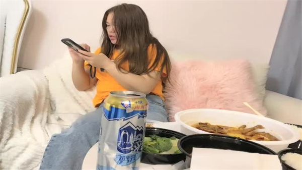 约炮大神硬上极品肥臀人妻，骚穴狂插，汁液四溅爆出高潮